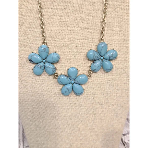 Beautiful Faux Turquoise Gold Tone Statement Necklace EUC 16" - Picture 3 of 3